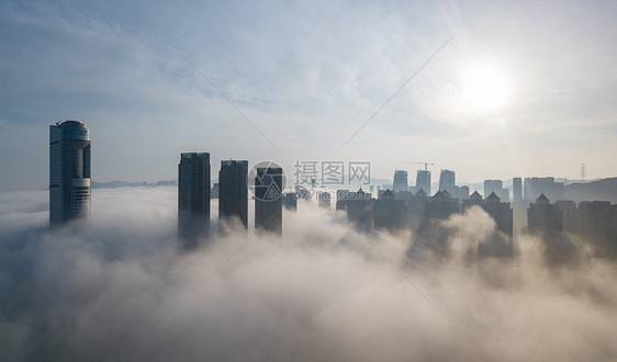 平流雾下的高楼图片