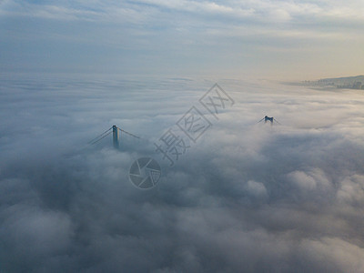 平流雾中的跨海大桥图片