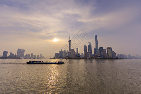 上海黄浦江的东方明珠图片