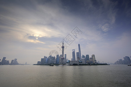 上海黄浦江的东方明珠图片