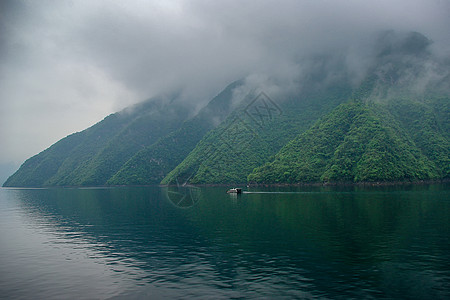 绿色水墨山水清江划过小船背景