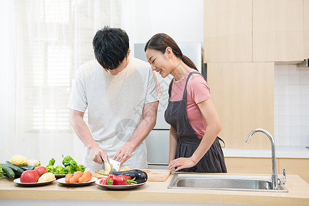 年轻夫妇厨房做饭背景