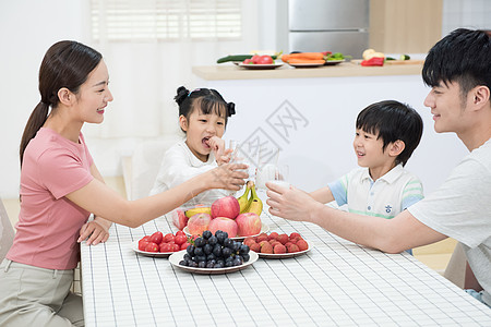 一家人厨房用餐高清图片