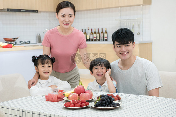 一家人厨房用餐图片