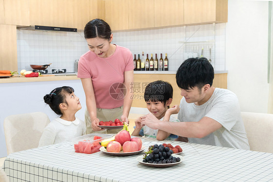 一家人厨房用餐图片