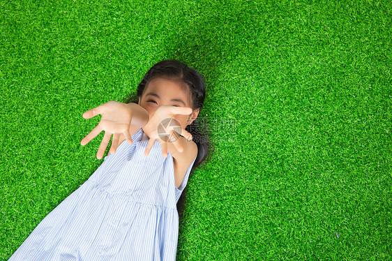儿童节躺草地的小女孩图片