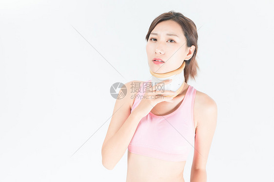 颈椎固定器女性病患图片