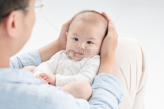 爸爸和婴儿父爱图片