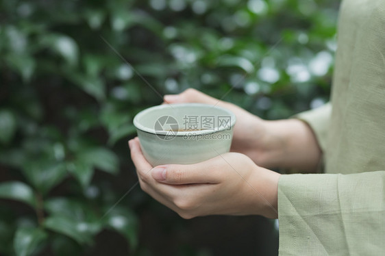 手捧茶杯图片