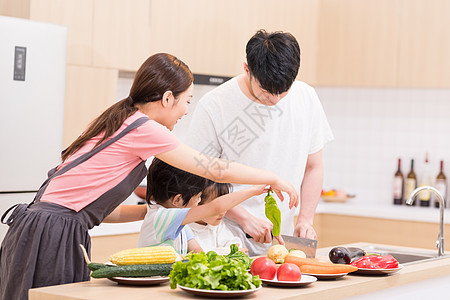 一家人厨房做菜亲子高清图片素材