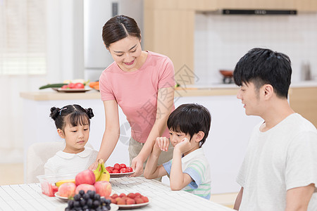 家庭生活吃水果图片