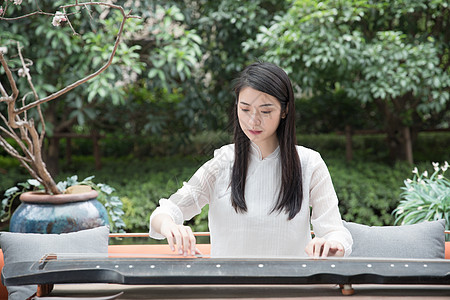 弹琴美女禅意弹琴的美女禅意背景