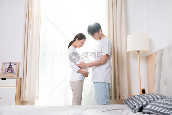 夫妻孕妇呵护图片