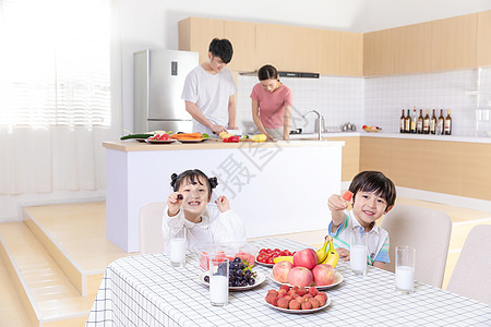 家庭生活吃水果图片