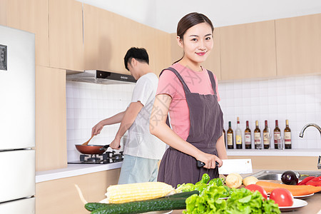 居家生活夫妻厨房做饭图片