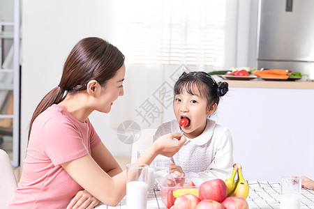 母女生活喂食高清图片