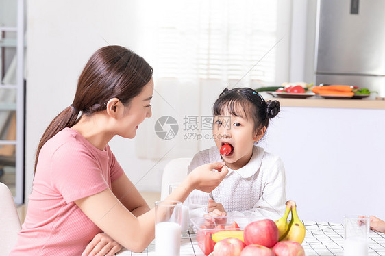 母女生活喂食图片