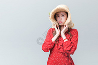 时尚女性戴太阳帽购物图片