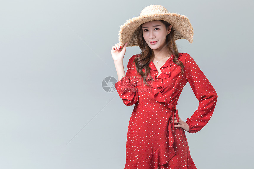 时尚女性戴太阳帽购物图片