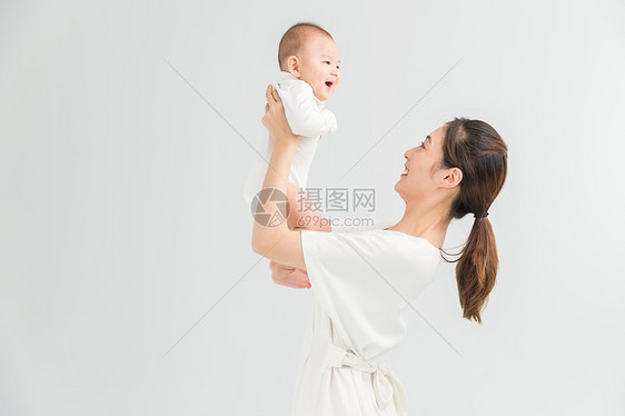母婴妈妈举起宝宝图片