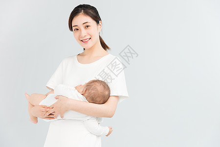 母婴妈妈抱着宝宝睡觉高清图片