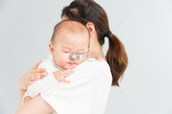 母婴妈妈抱着宝宝睡觉图片