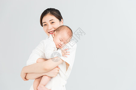母婴妈妈抱着宝宝睡觉图片