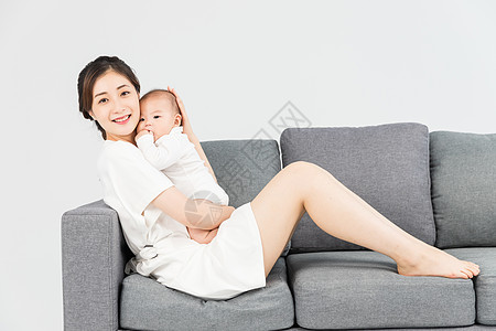 母婴沙发上妈妈抱着宝宝图片