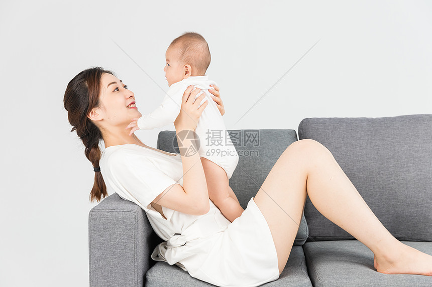 母婴沙发上妈妈抱着宝宝图片