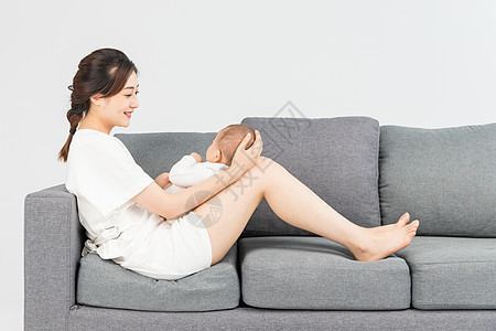 母婴沙发上妈妈抱着宝宝背景图片