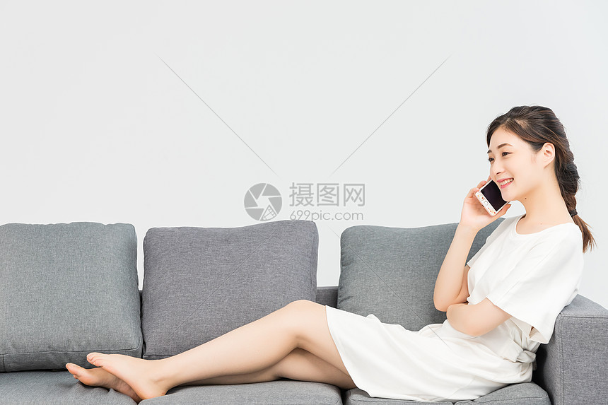 年轻女性用手机打电话图片