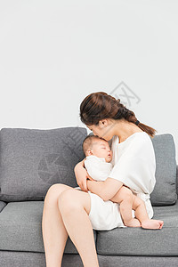 母婴沙发上妈妈抱着宝宝睡觉图片