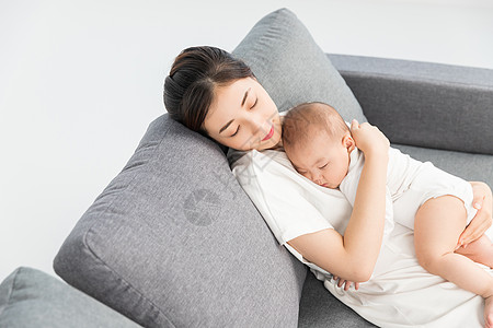 母婴沙发上妈妈抱着宝宝睡觉高清图片