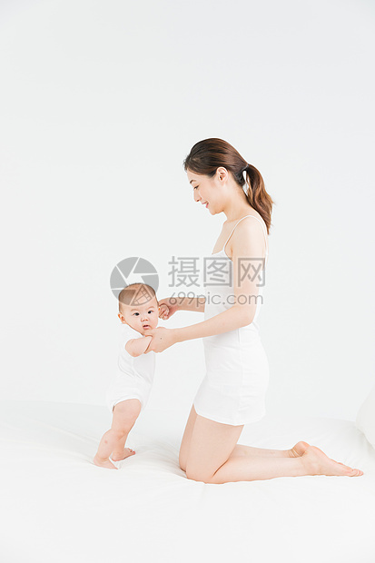 母婴床上妈妈教宝宝站立图片