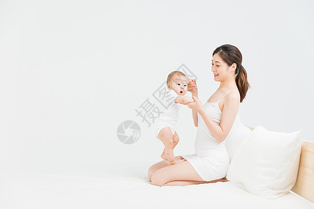 站立女性母婴床上妈妈教宝宝站立背景