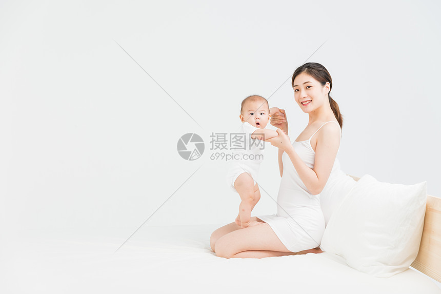 母婴床上妈妈教宝宝站立图片