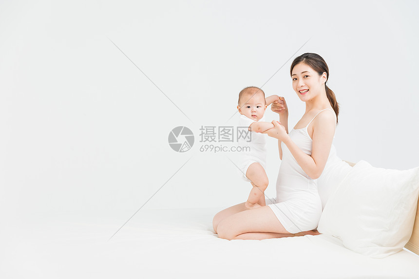 母婴床上妈妈教宝宝站立图片