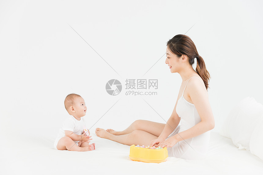 母婴床上妈妈陪伴宝宝图片