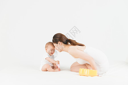宝宝智力发育母婴床上妈妈陪伴宝宝背景