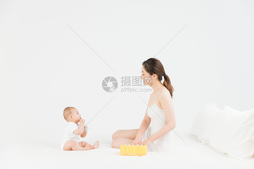 母婴床上妈妈陪伴宝宝图片