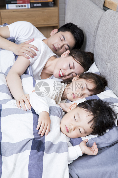 一家人一起睡觉图片