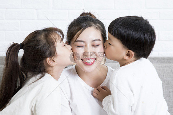 家庭亲吻妈妈图片