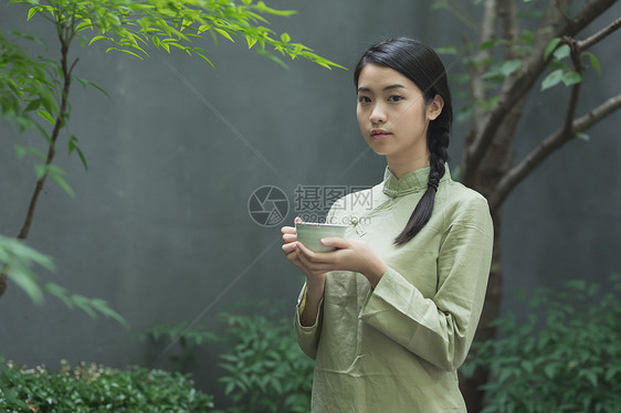 手捧茶杯的美女图片