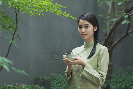 手捧茶杯的美女图片