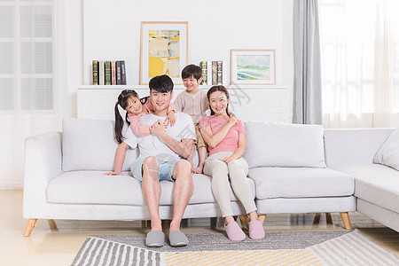 一家人幸福坐在客厅图片