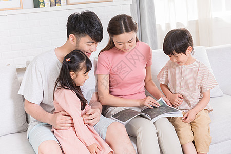 家庭教育陪伴儿童阅读图片