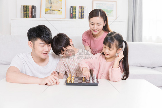 父母陪孩子下棋图片