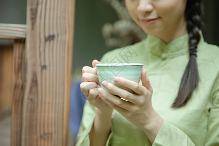 手捧茶杯的女生特写图片