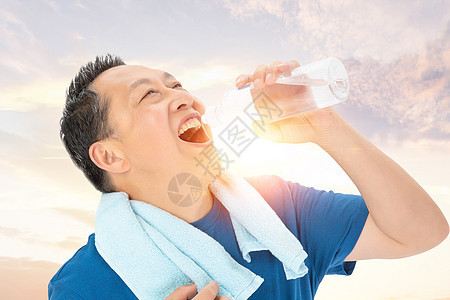 夏季喝水的老年人图片