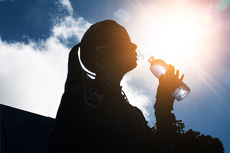 寒冷女性夏季喝水降温设计图片